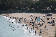 <p>21일 전라남도 고흥군 남열&nbsp;해돋이해수욕장에서 관광객들이 바닷가에서 더위를 식히고 있다.&nbsp;</p>
<p><br></p>