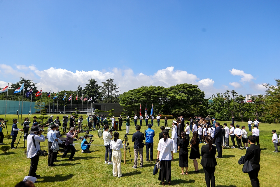 21일 오후 부산 남구 유엔기념공원에서 열린 캐나다 6.25 참전용사 故존 로버트 코미어 안장식에서 유가족대표가 헌화를 하고 있다.