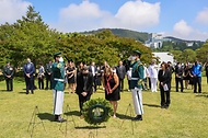 21일 오후 부산 남구 유엔기념공원에서 열린 캐나다 6.25 참전용사 故존 로버트 코미어 안장식에서 유가족대표가 헌화를 하고 있다.