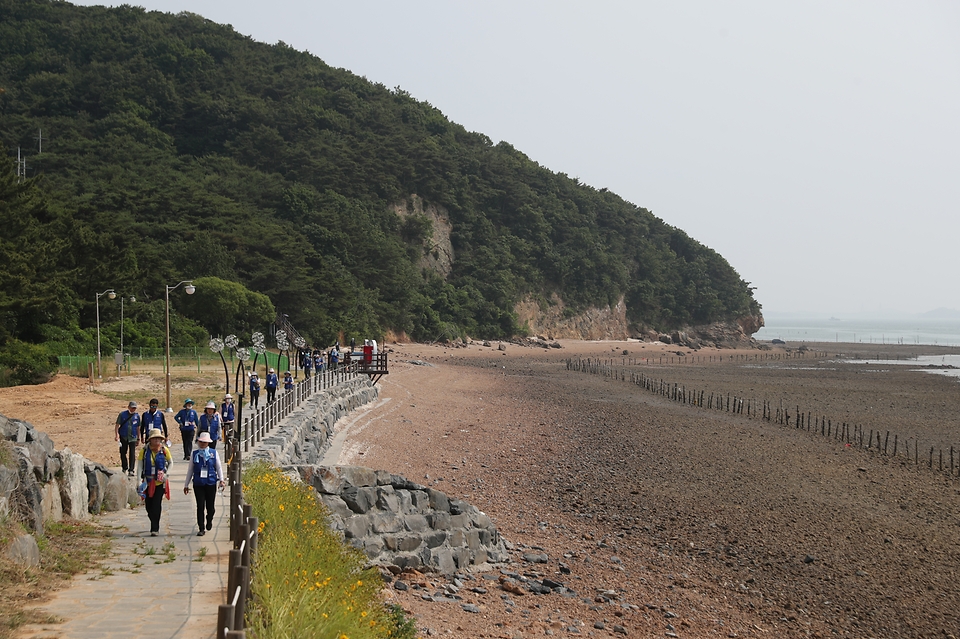 <p>22일 오후 충청남도 보령 천북굴단지에서 서해랑길 개통 선포식을 갖은 뒤 참석자들이 서해랑길을 걷고 있다. 서해랑길은 전남 해남 땅끝 전망대에서 인천 강화를 연결하는 109 코스. 1800km의 걷기 여행길이다. 한편,&nbsp;코리아둘레길은 대한민국 가장자리의 길을 연결하여 구축한 대한민국 최장 둘레길이다.</p>
<p><br></p>