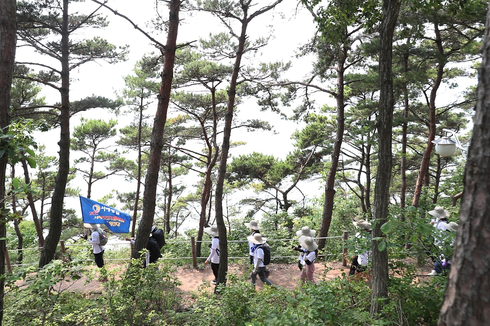 <p>22일 오후 충청남도 보령 천북굴단지에서 서해랑길 개통 선포식을 갖은 뒤 참석자들이 서해랑길을 걷고 있다. 서해랑길은 전남 해남 땅끝 전망대에서 인천 강화를 연결하는 109 코스. 1800km의 걷기 여행길이다. 한편,&nbsp;코리아둘레길은 대한민국 가장자리의 길을 연결하여 구축한 대한민국 최장 둘레길이다.</p>
<p><br></p>