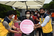 문화재청이 청와대 개방 44일째인 22일 서울 종로구 청와대 대정원에서 개최한 ‘100만 번째 청와대 관람객’ 기념행사에서 주인공으로 선정된 김영순 씨가 축하를 받고 있다.