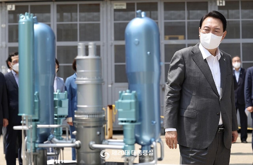 윤석열 대통령이 22일 경남 창원시 성산구 두산에너빌리티 원자력 공장을 찾아 한국형원전 APR1400 축소 모형을 살펴보고 있다.