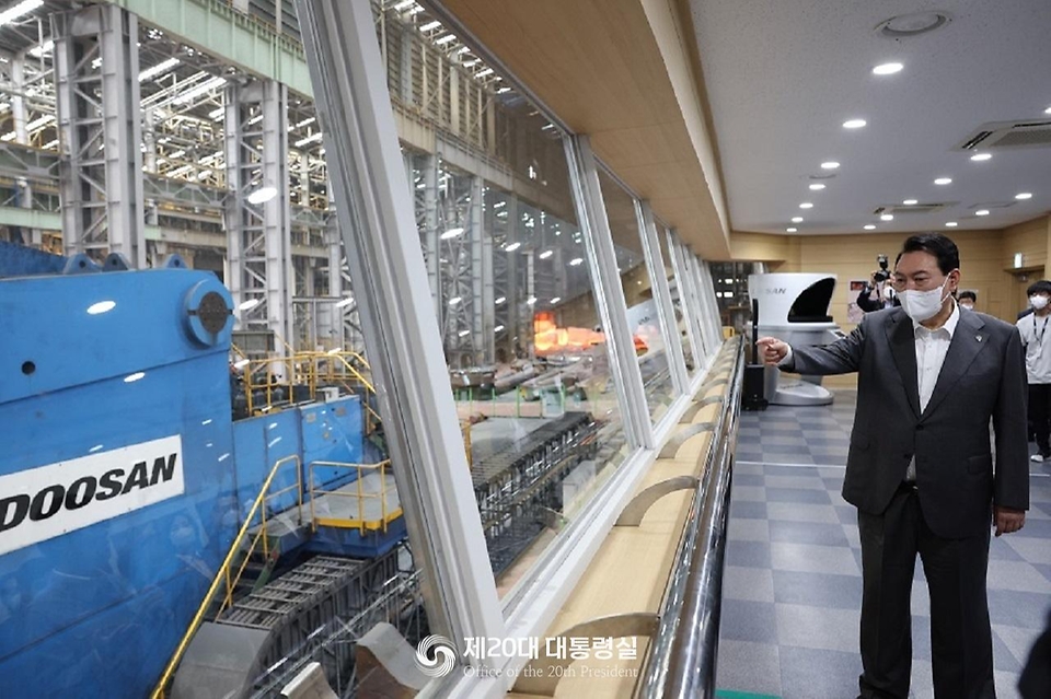 윤석열 대통령이 22일 경남 창원시 성산구 두산에너빌리티 원자력 공장을 방문해 1만 7000톤 규모의 프레스 설비가 있는 단조 공장을 둘러보고 있다. 