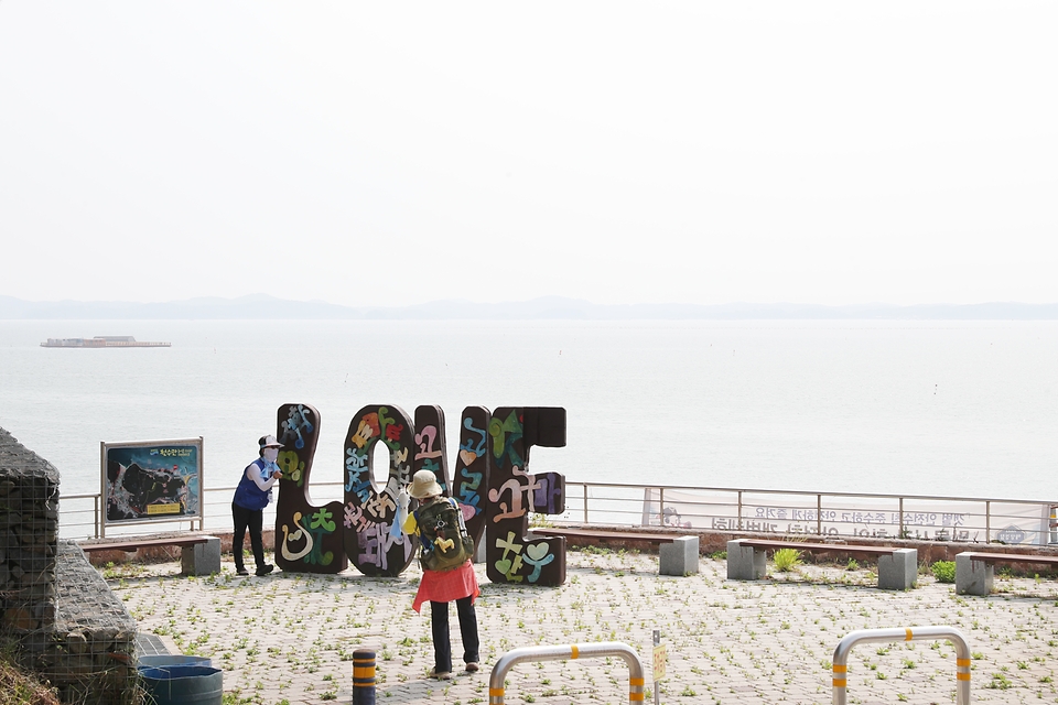 <p>22일 오후 충청남도 보령 천북굴단지에서 서해랑길 개통 선포식을 갖은 뒤 참석자들이 기념사진을 찍고 있다. 서해랑길은 전남 해남 땅끝 전망대에서 인천 강화를 연결하는 109 코스. 1800km의 걷기 여행길이다. 한편,&nbsp;코리아둘레길은 대한민국 가장자리의 길을 연결하여 구축한 대한민국 최장 둘레길이다.</p>
<p><br></p>