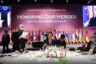 윤석열 대통령이 24일 서울 중구 신라호텔에서 열린 국군 및 유엔군 참전유공자 초청 오찬에서 참석자들과 함께 건배를 하고 있다.