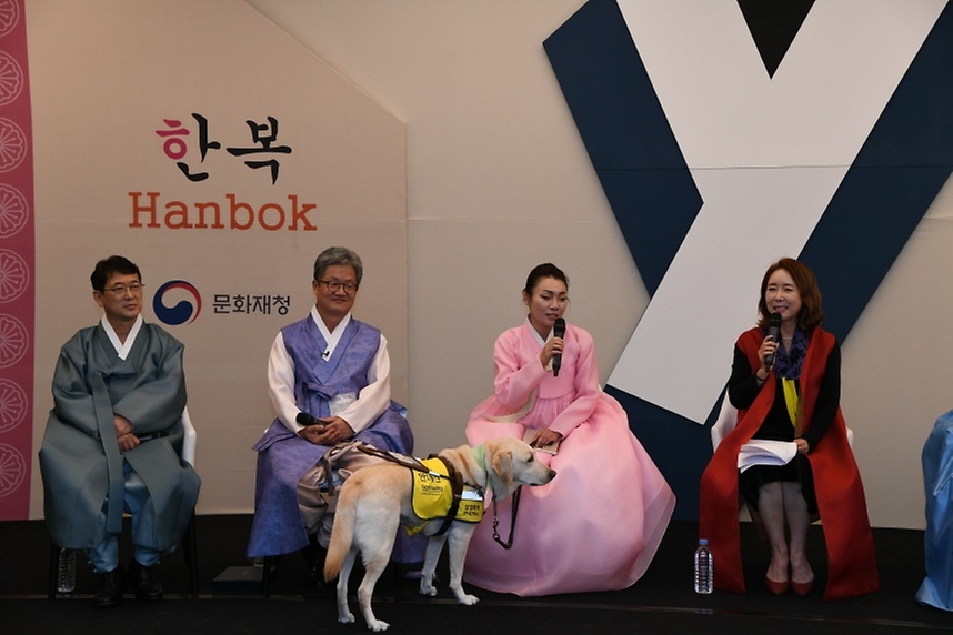 김예지 국민의힘 의원이 28일 서울 종로구 국립고궁박물관에서 열린 ‘장애인도 편하게 입는 한복 입기’ 이야기 한마당에서 발언을 하고 있다. 이번 행사는 국가무형문화재 지정을 앞두고 ‘장애인의 한복 입기’를 주제로 열렸다.