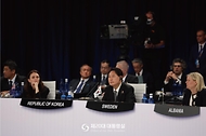 윤석열 대통령이 29일(현지시간) 스페인 마드리드 이페마(IFEMA)에서 열린 나토(NATO) 동맹국, 파트너국 정상회의에 참석하고 있다. 