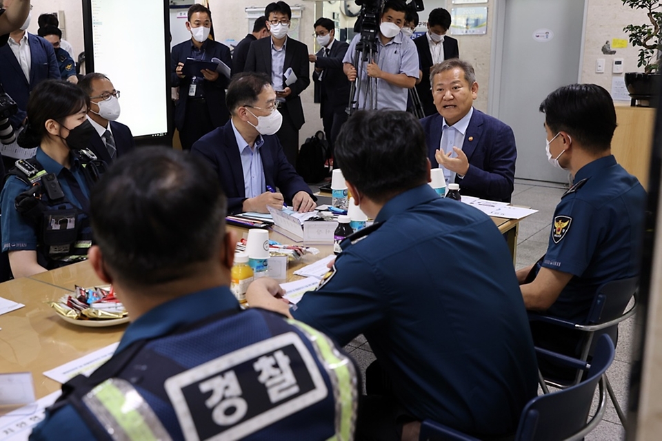 이상민 행정안전부 장관이 1일 서울 마포구 마포경찰서 홍익지구대를 방문해 경찰제도 개선(안)에 대한 일선 경찰관들의 의견을 청취하며 대화를 하고 있다.