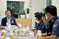 이상민 행정안전부 장관이 1일 서울 마포구 마포경찰서 홍익지구대를 방문해 경찰제도 개선(안)에 대한 일선 경찰관들의 의견을 청취하며 대화를 하고 있다.