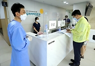 이기일 보건복지부 제2차관이 4일 충남 천안시의 상병수당 시범사업 참여 의료기관을 방문해 진행 상황을 점검하고 있다. 