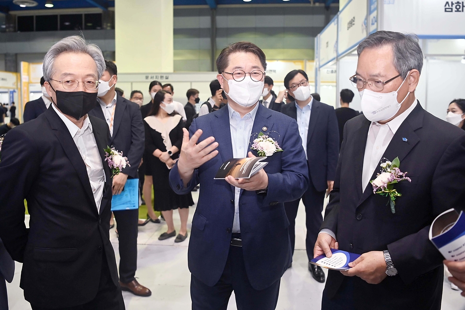 박일준 산업통상자원부 2차관이 5일 서울 삼성동 코엑스 B2홀에서 열린 ‘2022년 중견기업 일자리박람회’에서 우수 중견기업 76개사(전기·전자, 기계·장비, 바이오·의료 등)의 전시 부스를 둘러보고 있다.