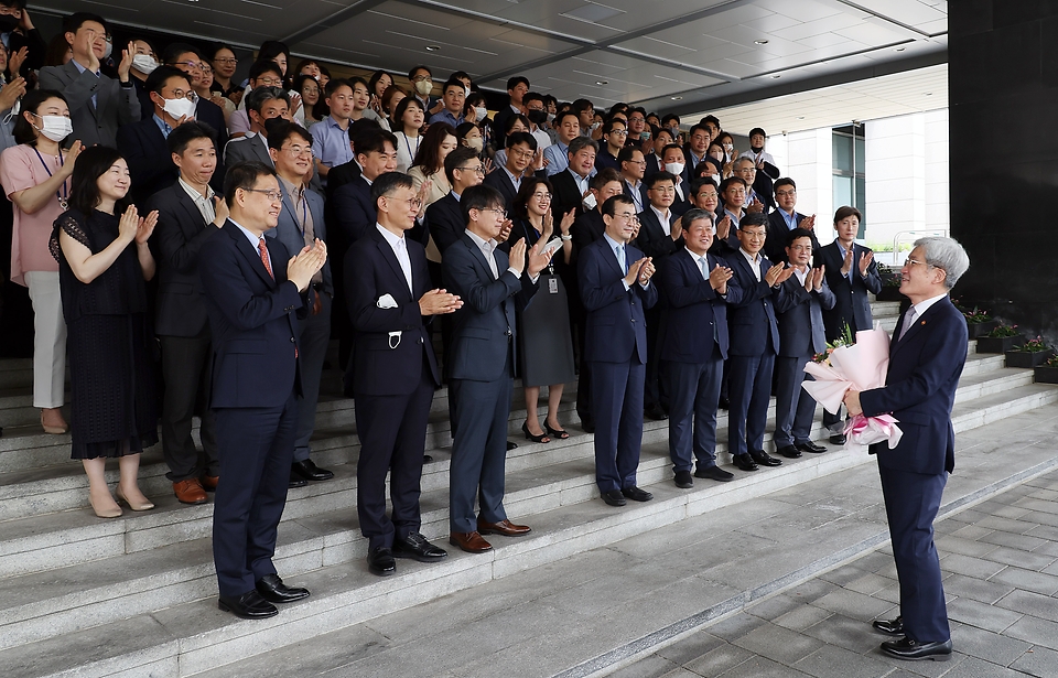 고승범 금융위원장이 5일 오전 서울 종로구 정부서울청사에서 열린 이임식에 참석해 직원들에게 마지막 인사를 하고 있다.