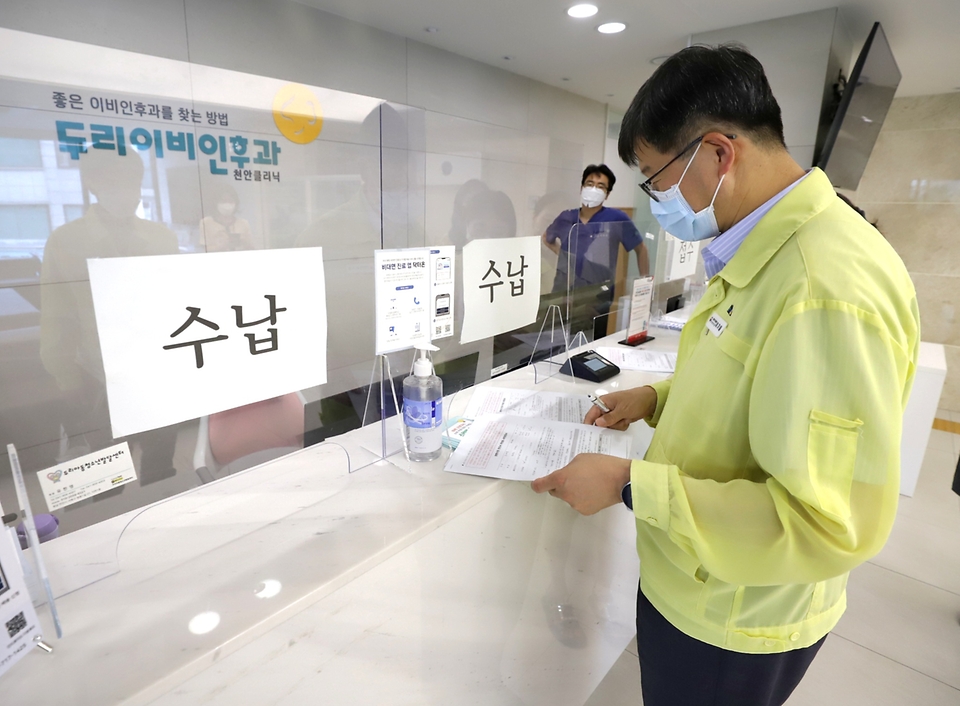 이기일 보건복지부 제2차관이 4일 충남 천안시의 상병수당 시범사업 참여 의료기관을 방문해 진행 상황을 점검하고 있다. 