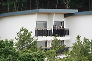 남성현 산림청장과 관계자들이 12일 인천 중구 무의동에서 열린 ‘국립무의도자연휴양림 개장식’에 참석해 시설을 둘러보고 있다.