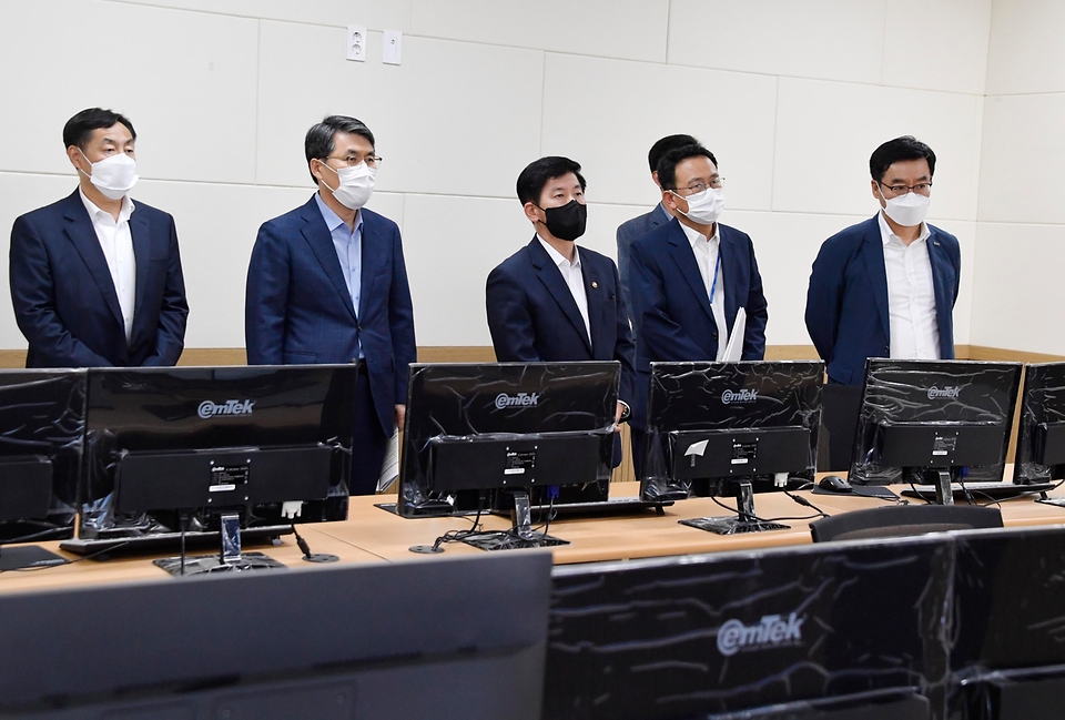 최상대 기획재정부 차관이 12일 전북 김제 스마트팜 혁신밸리를 방문해 현황보고를 받고 있다.