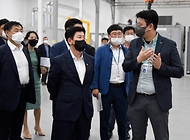최상대 기획재정부 차관이 12일 전북 김제 스마트팜 혁신밸리를 방문해 관계자로부터 설명을 듣고 있다.