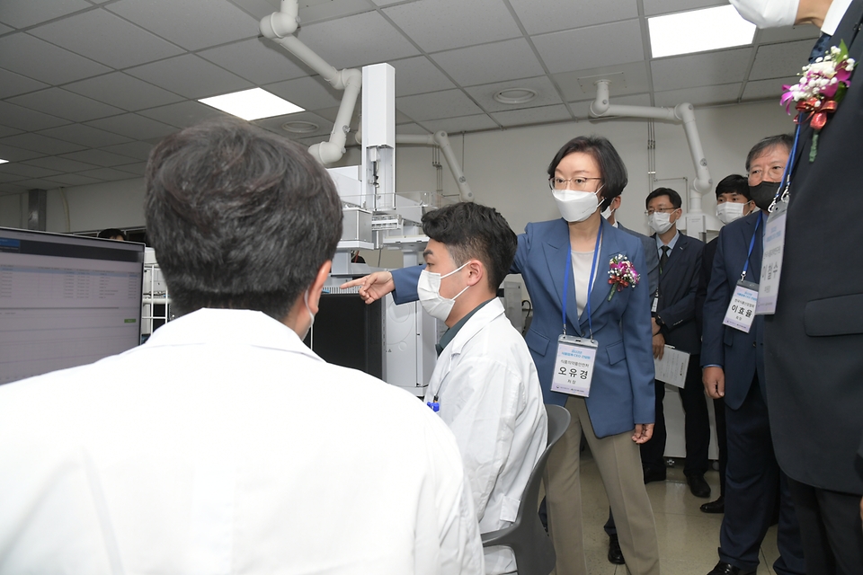 오유경 식품의약품안전처장이 12일 경기 의왕시 한국식품과학연구원에서 열린 소비기한 연구센터 개소식에 참석해 연구시설을 둘러보고 있다.
