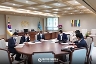 윤석열 대통령이 15일 서울 용산구 대통령실 청사에서 이정식 고용노동부 장관으로부터 업무보고를 받고 있다. 