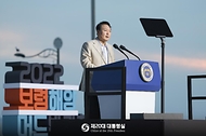 윤석열 대통령이 16일 충남 보령시 대천해수욕장에서 열린 ‘2022 보령해양머드 박람회’ 개막식에 참석해 축사를 하고 있다.