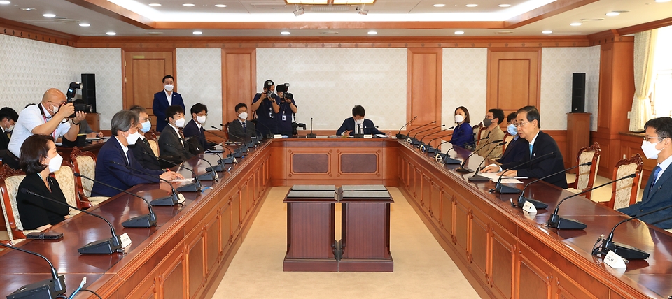 19일 서울 세종로 정부서울청사에서 국가 감염병 위기대응 자문위원회 간담회가 진행되고 있다.