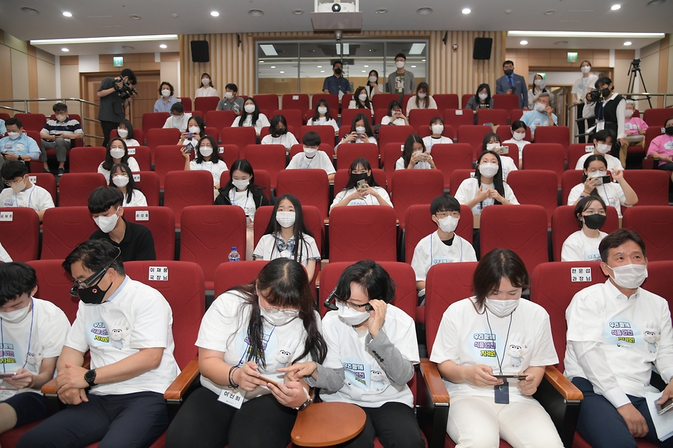 22일 충북 청주시 식약처에서 열린 ‘제11기 식의약 영리더 발대식’에 참석한 영리더들. ‘제11기 식의약 영리더’는 청소년들이 생활 속에서 식의약 안전 습관을 배우고 실천할 수 있도록 홍보할 예정이다.