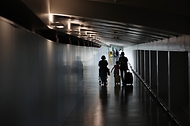 <p>27일 오후 인천국제공항 제1여객터미널에서 시민들이 캐리어를 끌고 입국하고 있다.</p>
