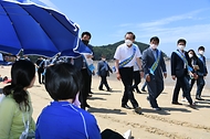조승환 해양수산부 장관이 29일 여름 휴가철 해수욕장 내 코로나19 확산 방지를 위해 인천 을왕리 해수욕장을 방문, 인천시 관계자들과 함께 자발적인 방역 참여를 권고하는 캠페인을 하고 있다.