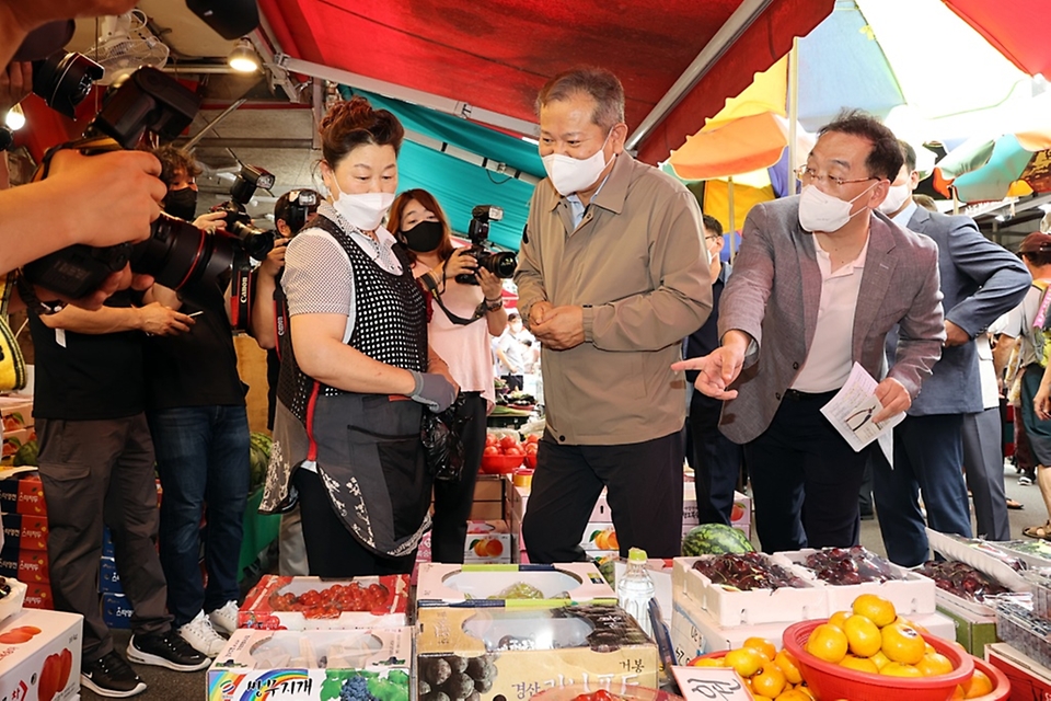 이상민 행정안전부 장관이 30일 울산 중구 태화종합시장을 방문해 물가동향 등을 점검하고 상인들을 격려하고 있다.