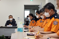 이상민 행정안전부 장관이 30일 울산 울주군 울산119화학구조센터를 방문해 화학사고 대응체계를 보고 받고 있다.