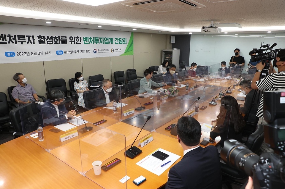 3일 서울 서초구 한국벤처투자 회의실에서 ‘벤처투자 활성화를 위한 벤처투자업계 간담회’가 진행되고 있다.