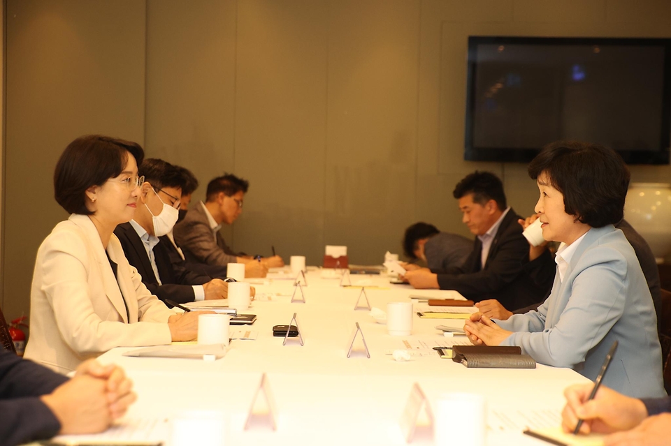 이영 중소벤처기업부 장관이 2일 서울 광화문 달개비 회의실에서 소상공인 대표 5개 협·단체장들과 간담회를 하고 있다.