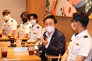 원희룡 국토교통부 장관이 3일 경기 고양시 행신 CGV 내 카페에서 한국항공대 학생들과 간담회를 하고 있다.