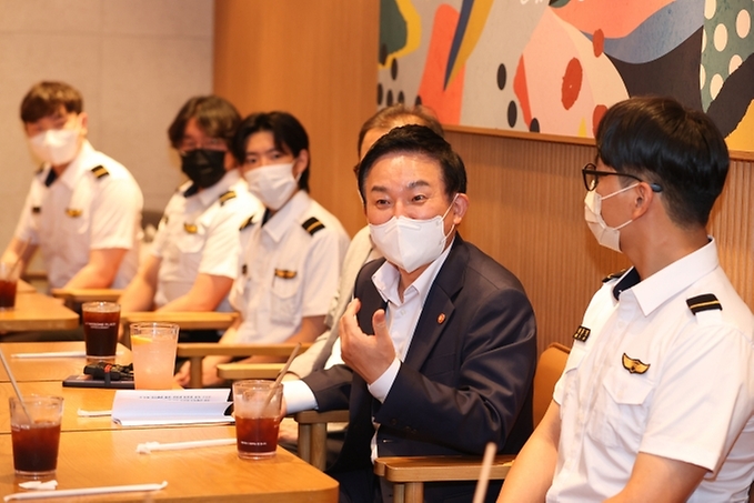 원희룡 국토교통부 장관이 3일 경기 고양시 행신 CGV 내 카페에서 한국항공대 학생들과 간담회를 하고 있다.