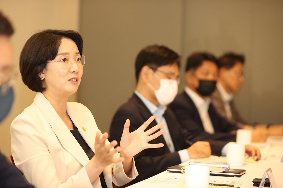 이영 중소벤처기업부 장관이 2일 서울 광화문 달개비 회의실에서 소상공인 대표 5개 협·단체장들과 간담회를 하고 있다.