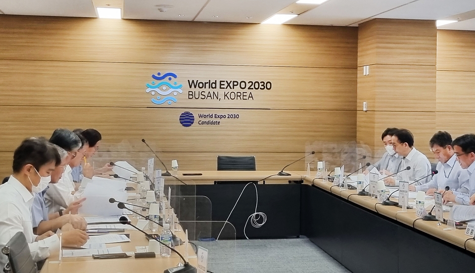 4일 서울 유치위원단 회의실에서 ‘제1차 2030부산세계박람회 유치사절단 회의’가 진행되고 있다.