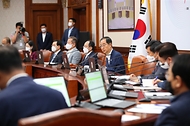 한덕수 국무총리가 2일 서울 세종로 정부서울청사에서 열린 국무회의를 주재하고 있다.