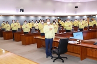 한덕수 국무총리가 2일 서울 세종로 정부서울청사에서 열린 2022년 을지연습 준비보고회의에 참석해 국기에 경례를 하고 있다.