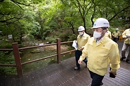 유제철 환경부차관이 2일 오전 충남 공주시에 위치한 계룡산국립공원을 방문하여 탐방객 안전사고 예방을 위하여 여름철 물놀이 위험지역을 점검하고 있다.
