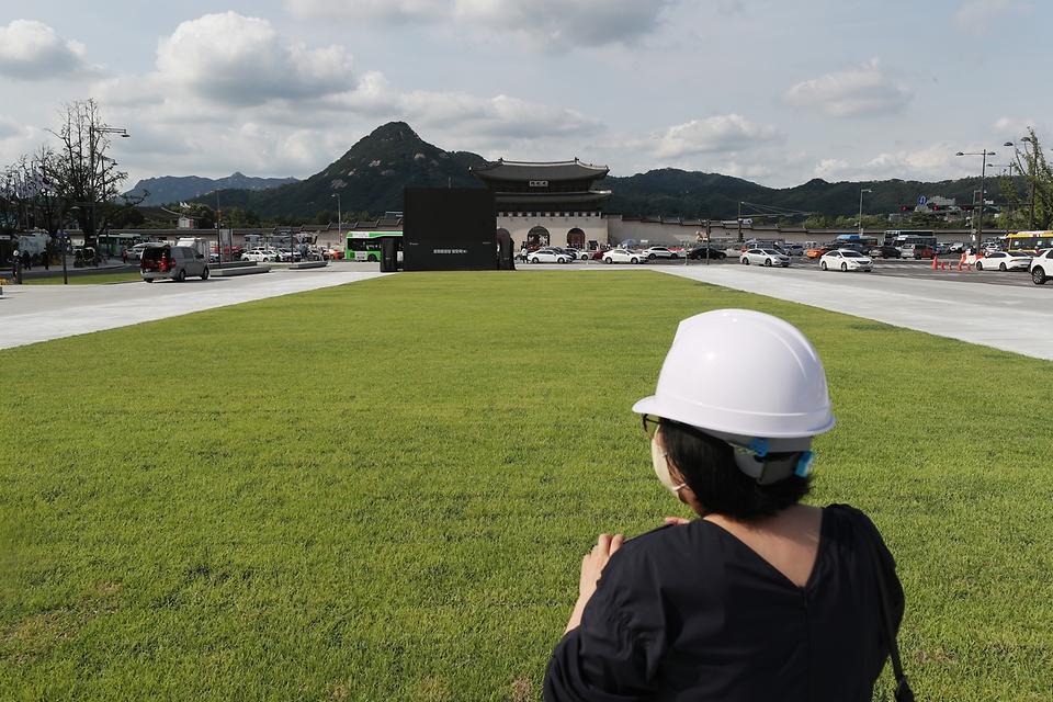 <p>광화문 광장 재개장을 하루 앞둔 5일 오후 서울 광화문광장에서 관계자들이 마무리 작업에 분주한 모습이다.&nbsp;</p>