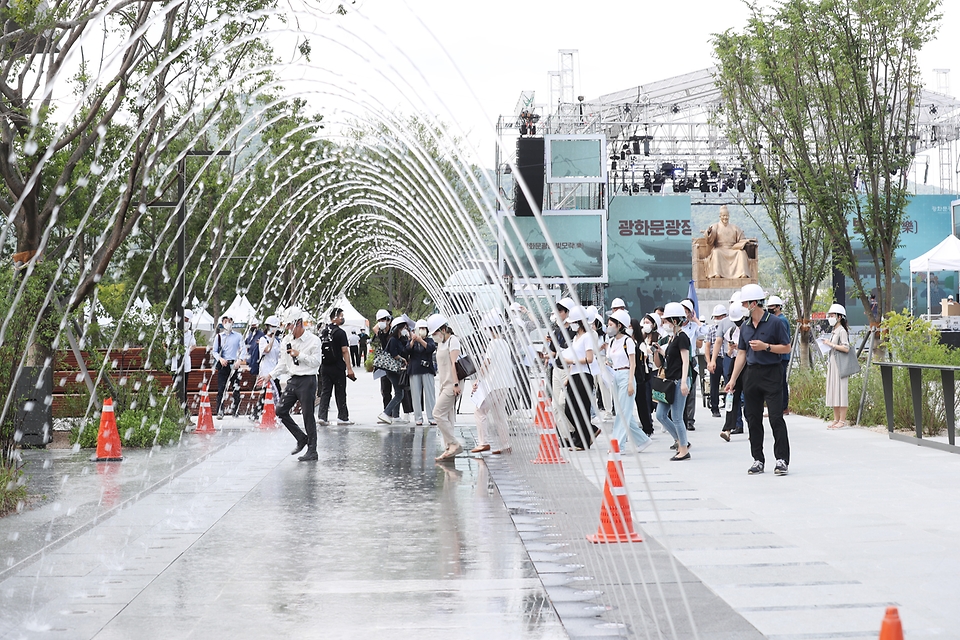 <p>광화문 광장 재개장을 하루 앞둔 5일 오후 서울 광화문광장에서 관계자들이 마무리 작업에 분주한 모습이다.&nbsp;</p>