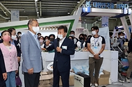 이상민 행정안전부 장관이 8일 전북 군산시 군산새만금컨벤션센터에서 열린 제3회 섬의 날 기념식에 참석해 섬 홍보전시관을 둘러보고 있다.