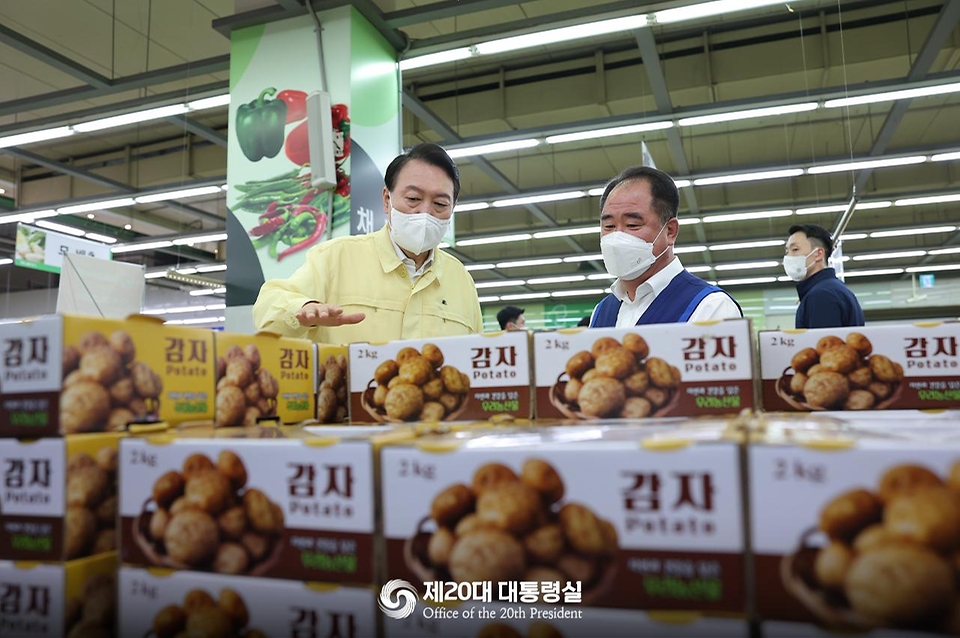 윤석열 대통령이 11일 농축산물 수급·물가 동향 점검을 위해 서울 서초구 하나로마트 양재점을 방문, 감자 판매코너에서 신영호 농협유통 대표이사와 대화를 하고 있다.