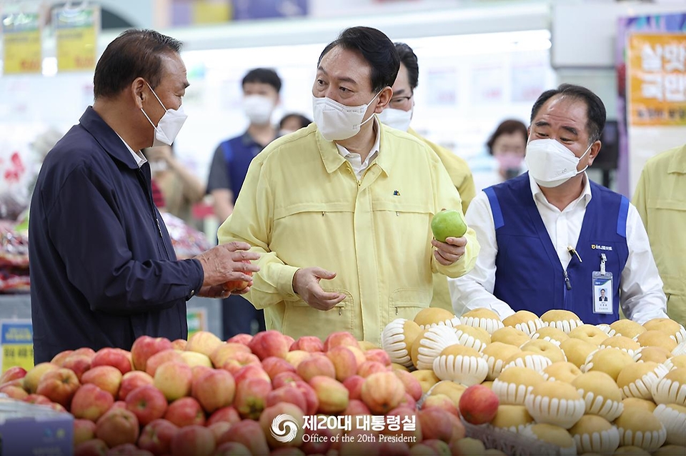 윤석열 대통령이 11일 농축산물 수급·물가 동향 점검을 위해 서울 서초구 하나로마트 양재점을 방문, 과일 물가를 점검하며 관계자와 대화를 나누고 있다.