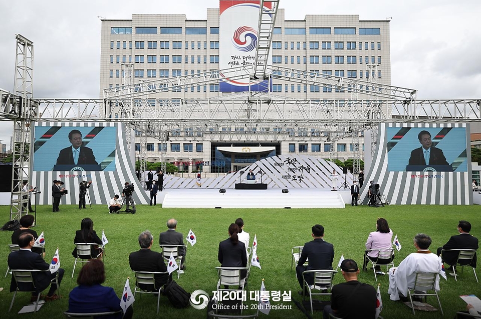윤석열 대통령이 15일 서울 용산구 대통령실 잔디마당에서 열린 제77주년 광복절 경축식에서 경축사를 하고 있다.