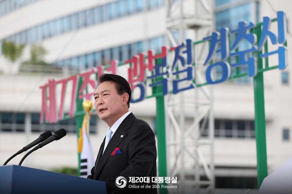 윤석열 대통령이 15일 서울 용산구 대통령실 잔디마당에서 열린 제77주년 광복절 경축식에서 경축사를 하고 있다.