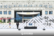 윤석열 대통령이 15일 서울 용산구 대통령실 잔디마당에서 열린 제77주년 광복절 경축식에서 경축사를 하기 위해 단상에 올라 인사를 하고 있다.