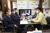 조주현 중소벤처기업부 차관이 17일 울산 남구 수암상가시장을 방문해 상인들을 격려하고 있다.