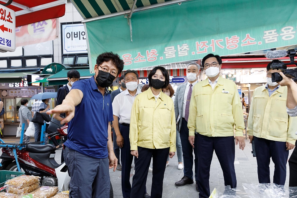 이영 중소벤처기업부장관과 박일하 동작구청장이 19일 서울 동작구 남성사계시장을 찾아 침수 피해를 입은 상가를 둘러보고 있다.