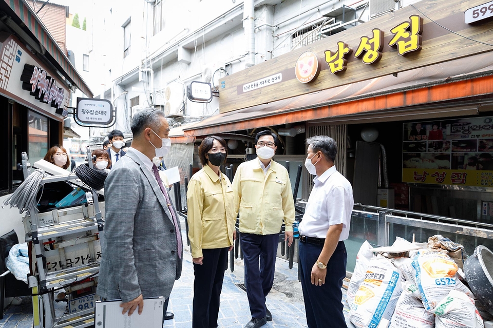 이영 중소벤처기업부장관과 박일하 동작구청장이(왼쪽 세번째) 19일 서울 동작구 남성사계시장을 찾아 침수 피해를 입은 상가를 둘러보고 있다.